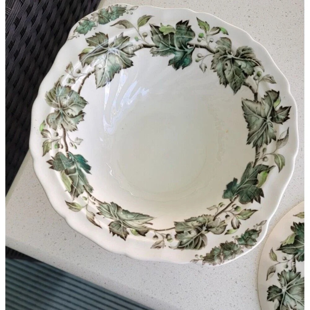 Johnson Brothers Vintage Ivy Covered Serving Bowl 9.5